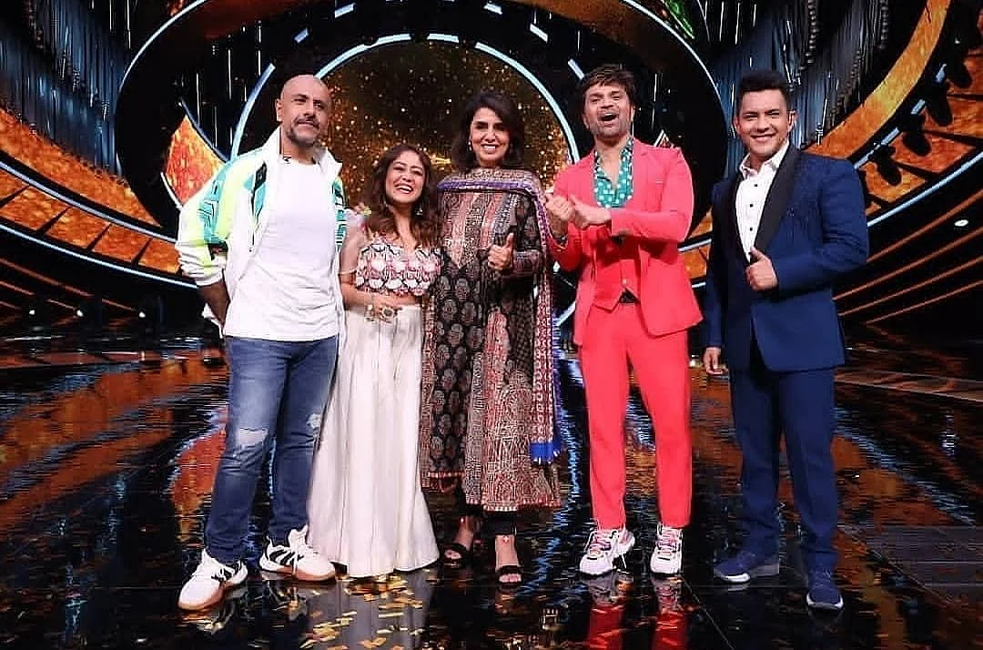 <div class="paragraphs"><p>Neetu Kapoor with the judges and Aditya Narayan in Indian Idol 12.</p></div>