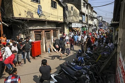 Steve Waugh playing gully cricket