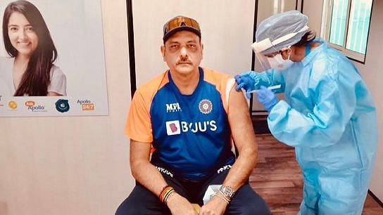 India head coach Ravi Shastri takes the COVID-19 vaccine in Ahmedabad.&nbsp;