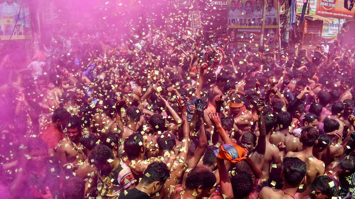 In Pics: People Flout Norms Amid Holi Revelry as COVID Cases Surge