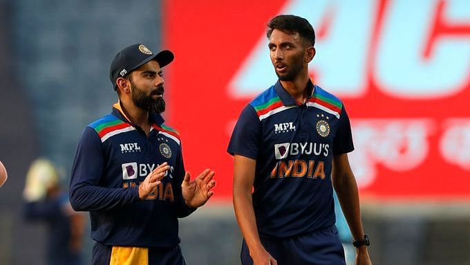 Prasidh Krishna and Virat Kohli have a discussion during the 2nd ODI against England.&nbsp;