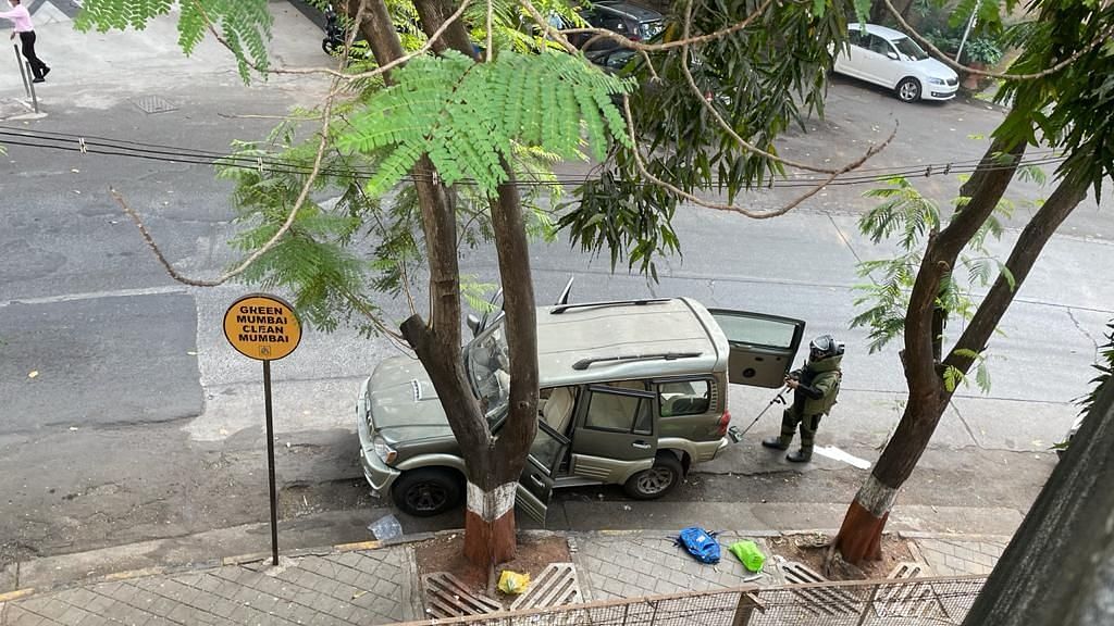 The bomb disposal squad of the Mumbai Police found an abandoned Scorpio that triggered a bomb scare near Mukesh Ambani’s residence Antilia.&nbsp;