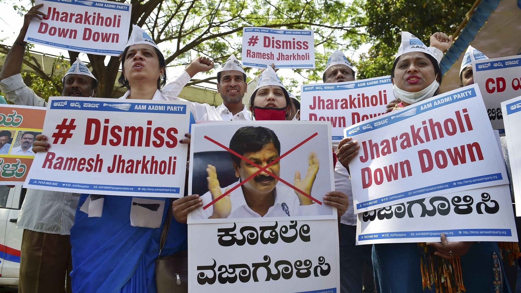 Members of the Aam Aadmi Party raise slogans against Karnataka Minister Ramesh Jarkiholi for his alleged involvement in CD row in Bengaluru, Wednesday, 3 March, 2021.&nbsp;