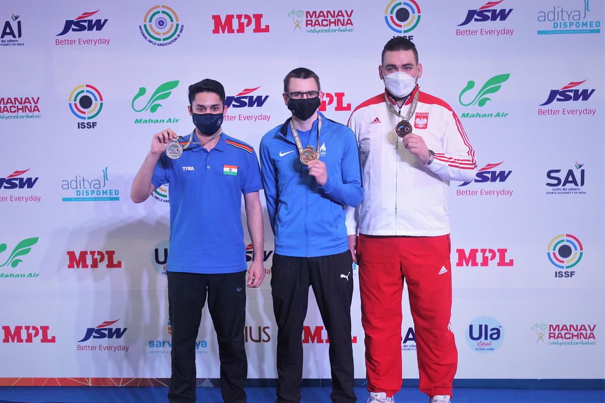 Indyjski Vijayveer Sidhu stoi ze swoim srebrnym medalem w 25-metrowym finale zawodów pistoletów szybkostrzelnych na Mistrzostwach Świata ISSF 2021 w N.