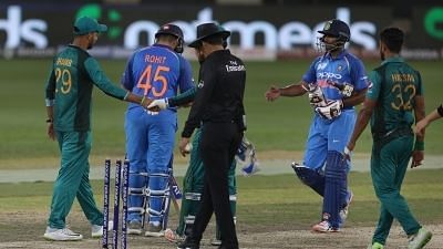 India and Pakistan players shake hands after the game in Delhi.&nbsp;