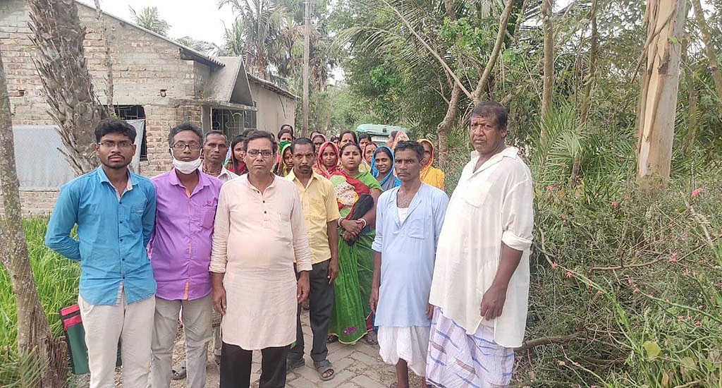 Sudhanshu Shekhar Dey, seen at the center, convinced women farmers about the benefits of organic farming.