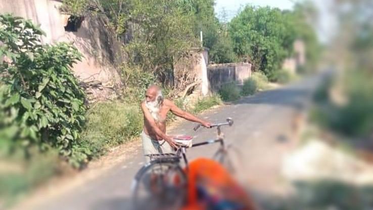 An old man was forced to carry his deceased wife’s body on his cycle for hours in search of a place to cremate her.