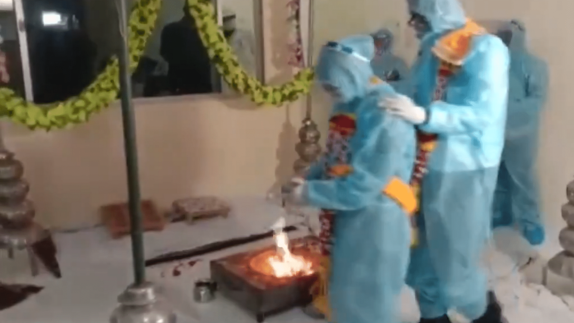 <div class="paragraphs"><p>MP Couple Takes Pheras in PPE as Groom Tests COVID+</p></div>