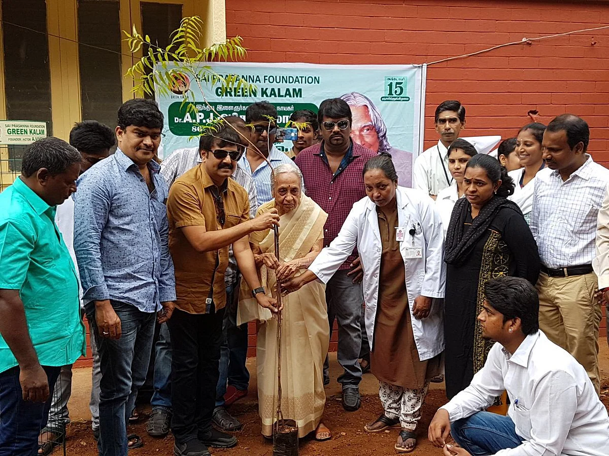 In 2017, Vivek planted several saplings at the Adyar Cancer Institute under the guidance of Padma Vibhushan Shantha.