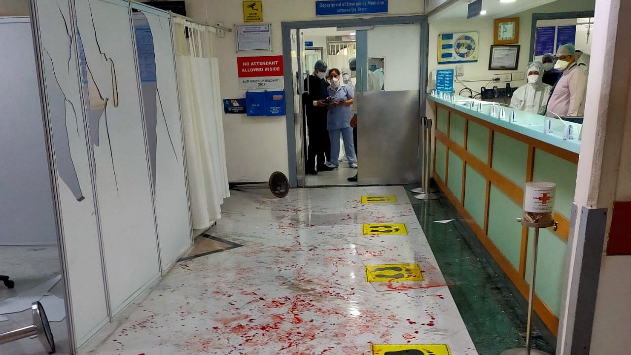 Violence broke out between hospital staffers and relatives of a patient at Apollo Hospital.