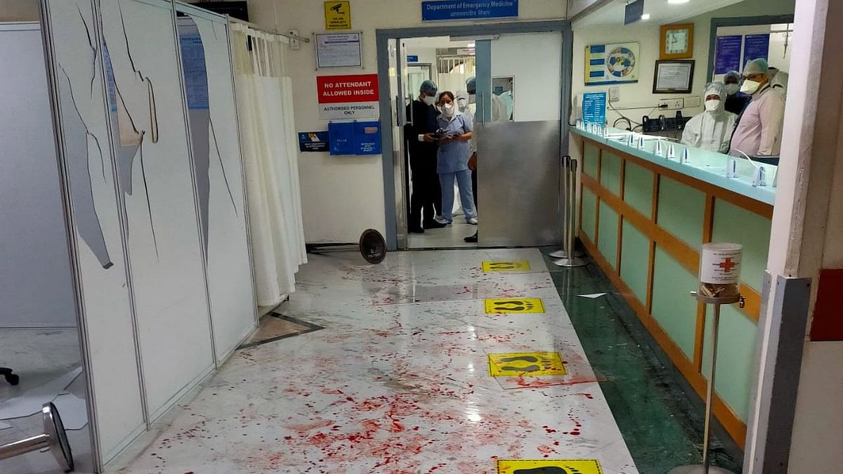 Patient Waiting for ICU Bed in Delhi Dies; Kin Attack Docs, Staff