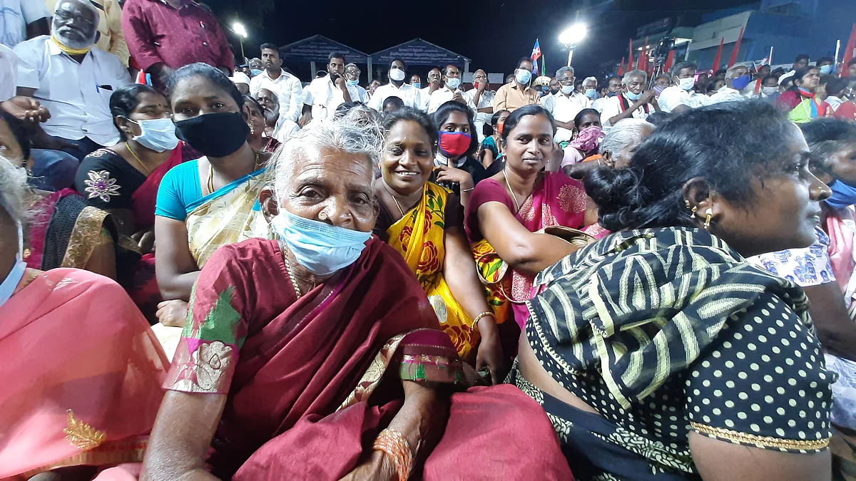 Massive crowds gather at Thiruporur to hear Thirumavalavan speak.