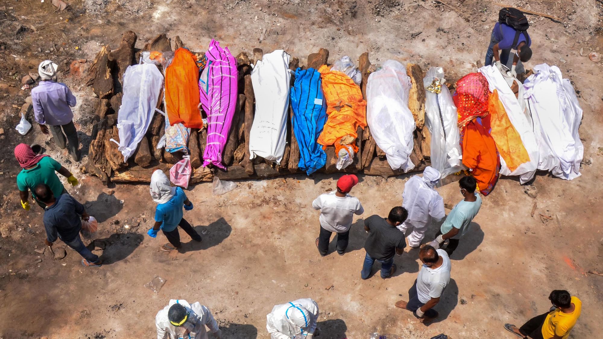 Relatives and family members perform last rites during mass cremation of COVID-19 victims, at Swar Rekha Ghat cremation ground, in Ranchi, Thursday, 29 April 2021.&nbsp;