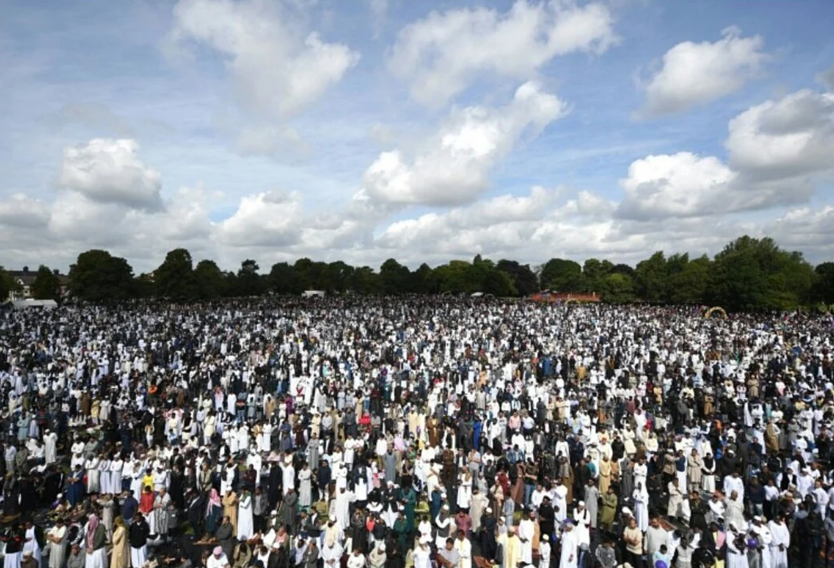 Images From UK, Indonesia Passed off as Ramadan Crowd in India