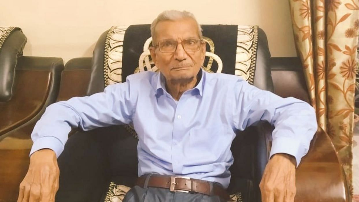 Reports say that 85-year-old Narayan Dhabhalkar voluntarily gave up his bed at the hospital for a younger patient.