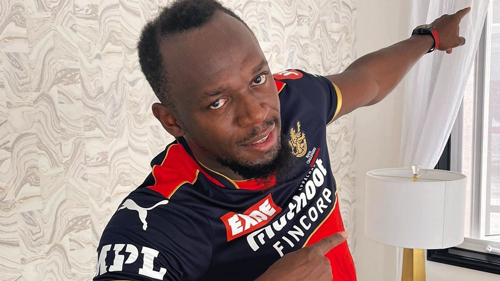 Usain Bolt poses in RCB’s jersey ahead of IPL 2021