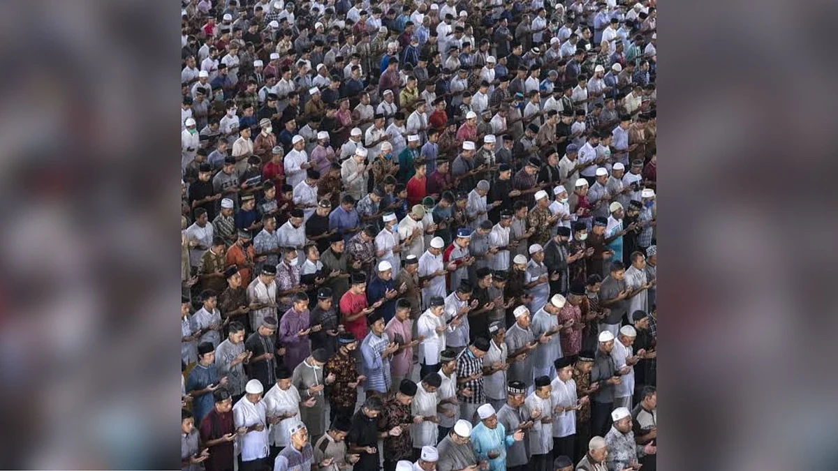Images From UK, Indonesia Passed off as Ramadan Crowd in India