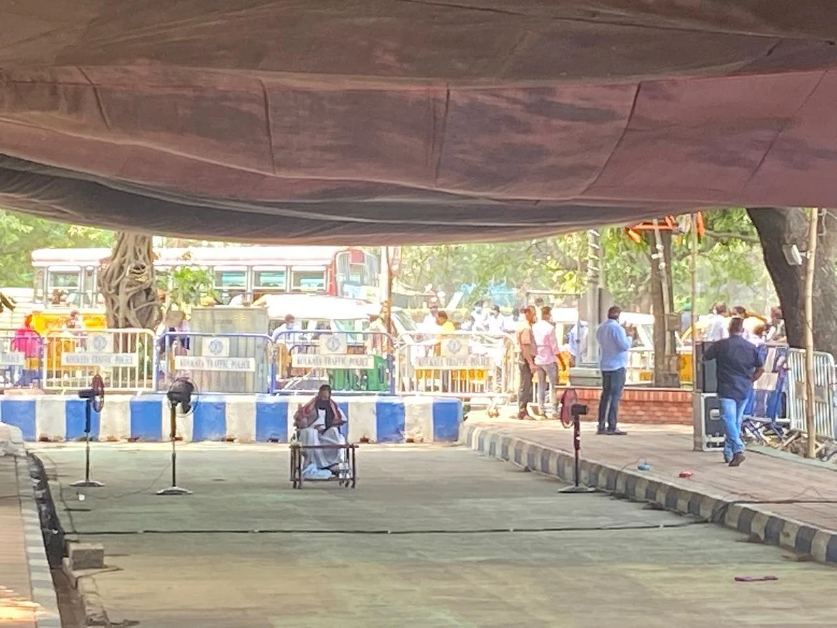 Painting Keeps Mamata Busy During Dharna Against EC’s Campaign Ban