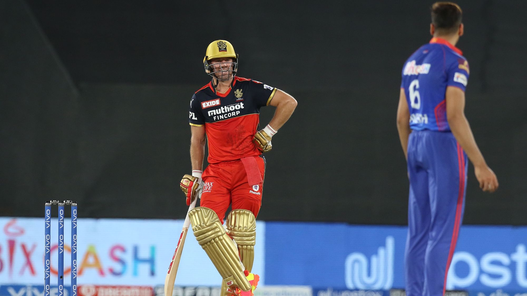 AB de Villiers and Avesh Khan in a staring contest during the RCB innings.&nbsp;