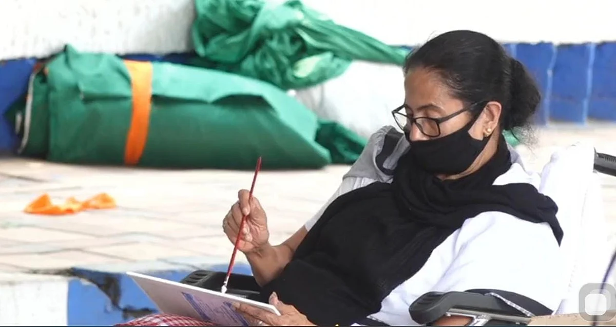 Painting Keeps Mamata Busy During Dharna Against EC’s Campaign Ban