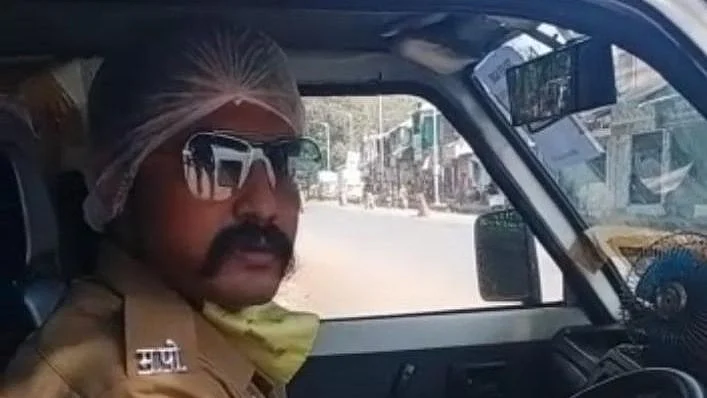 Mumbai Cop Doubles as Ambulance Driver to Ferry COVID Patients