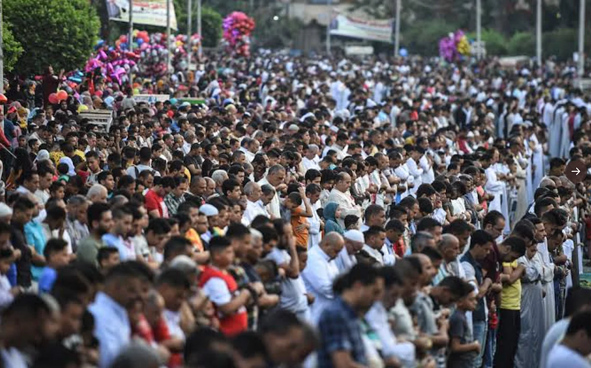 Images From UK, Indonesia Passed off as Ramadan Crowd in India