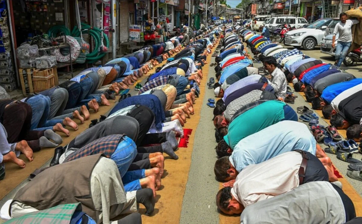 Images From UK, Indonesia Passed off as Ramadan Crowd in India