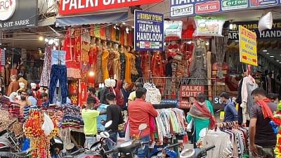 Noida: Crowds rush to market for Diwali shopping.