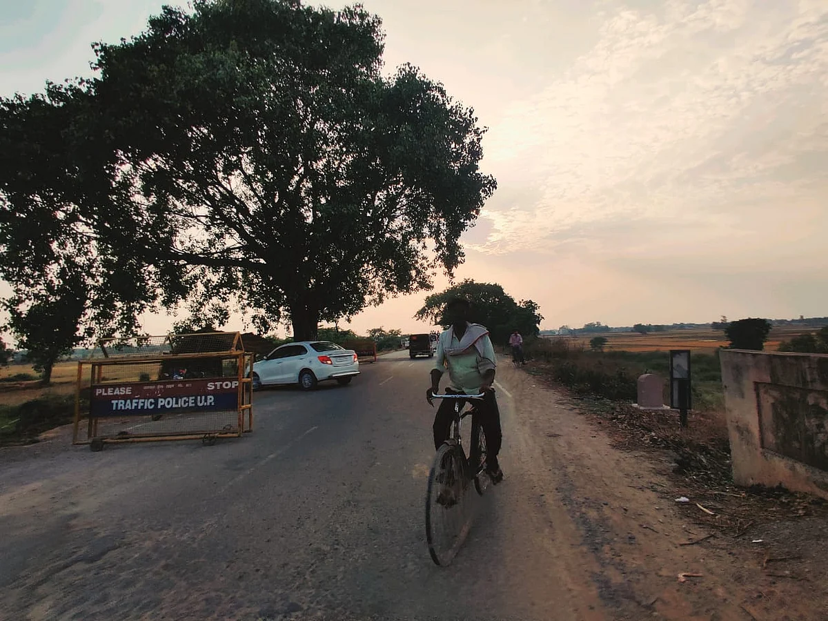 <div class="paragraphs"><p>At the Ghazipur-Buxar border.</p></div>