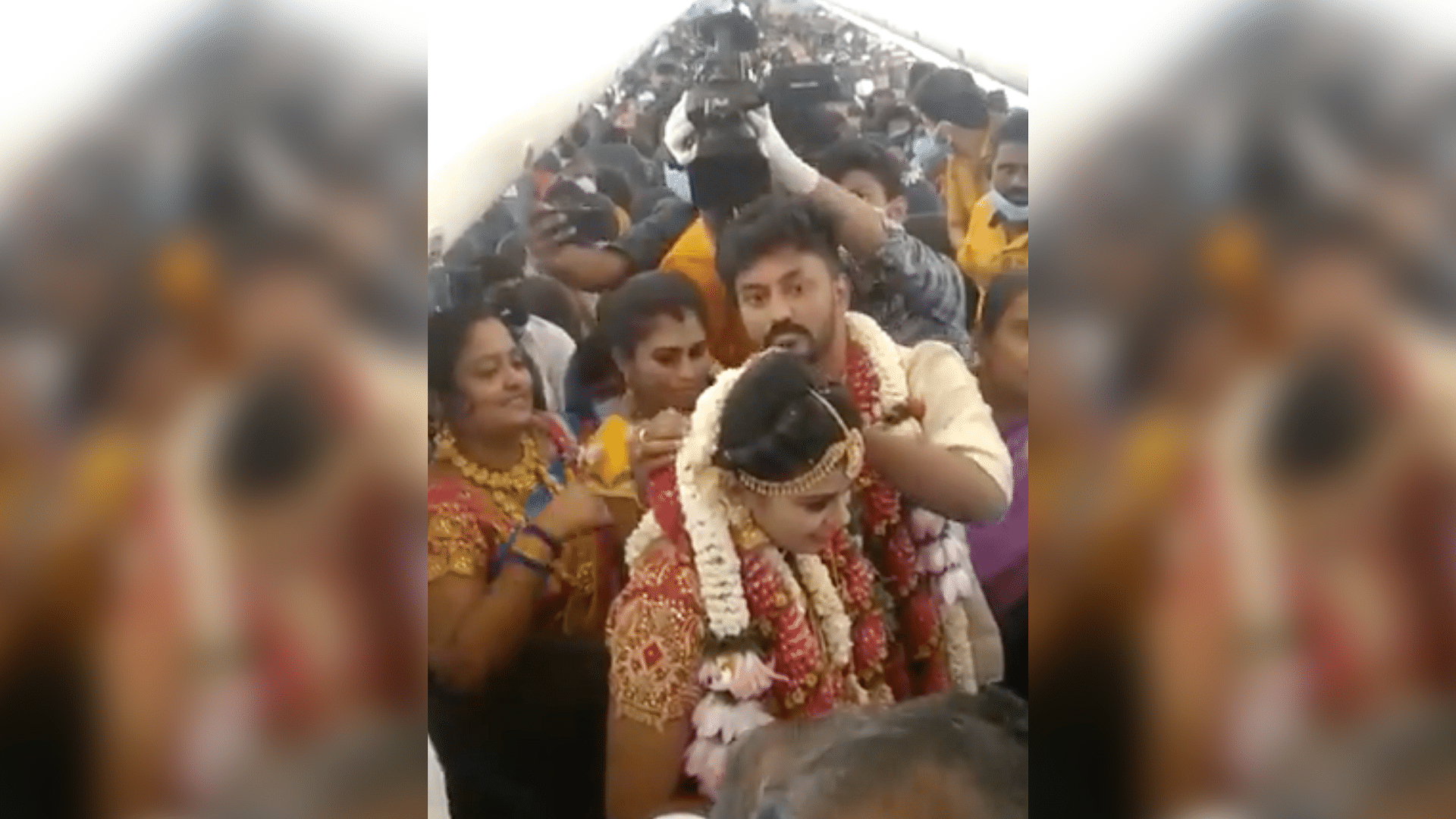 <div class="paragraphs"><p>Tamil Nadu Couple Gets Married Mid-Flight Amid Lockdown</p></div>