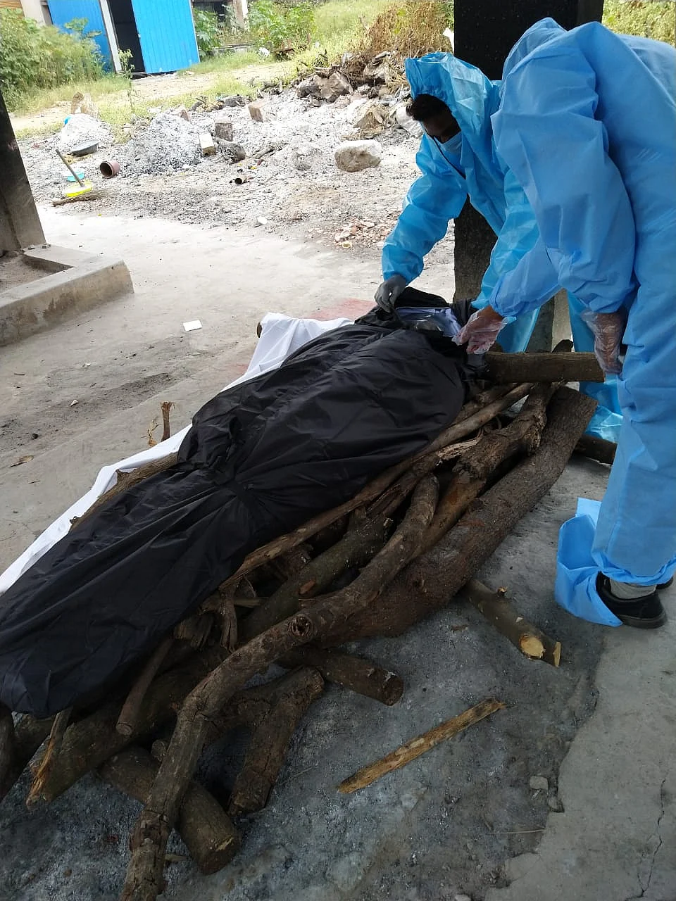 <div class="paragraphs"><p>Sai Teja cremates a body at a crematorium in Hyderabad </p></div>