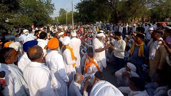 Several hundred farmers protesting against Haryana Chief Minister Manohar Lal Khattar.