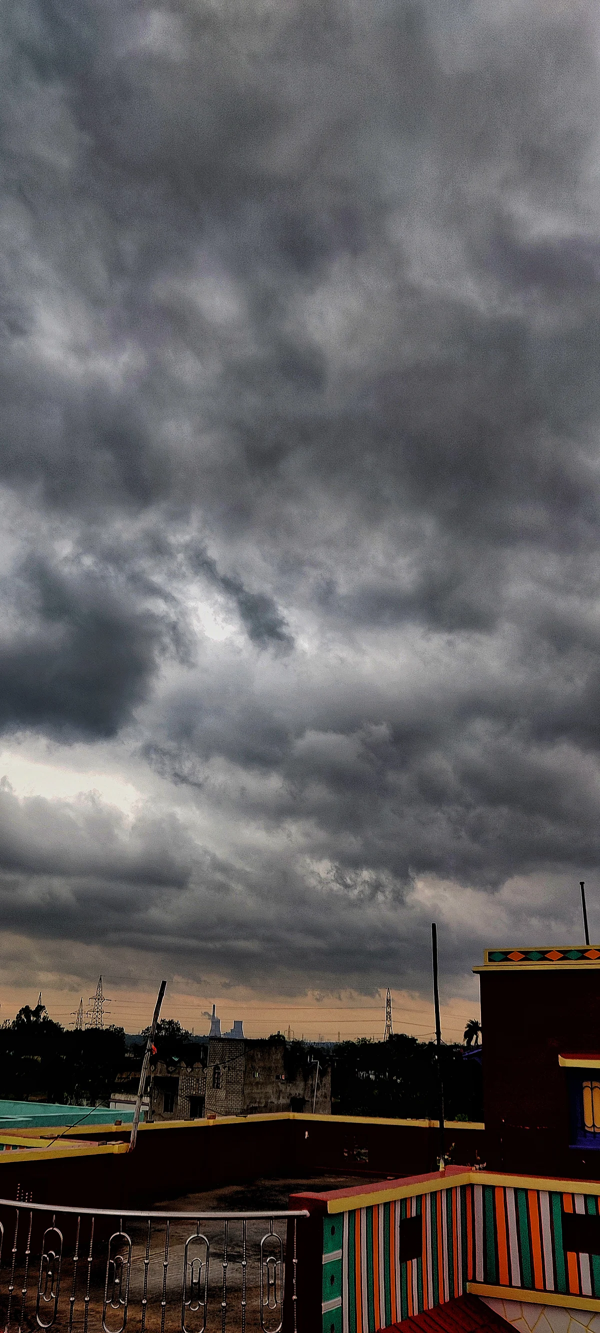 Sky covered by dark cloud as seen from Raghunathpur.