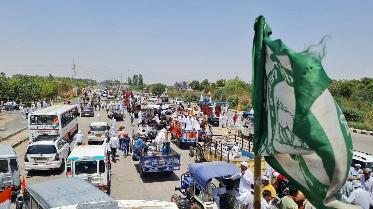 Farmers in Hisar, Haryana, on Monday, 24 May, protested against the First Information Report (FIR) filed against more than 300 of their companions by Haryana Police last week.
