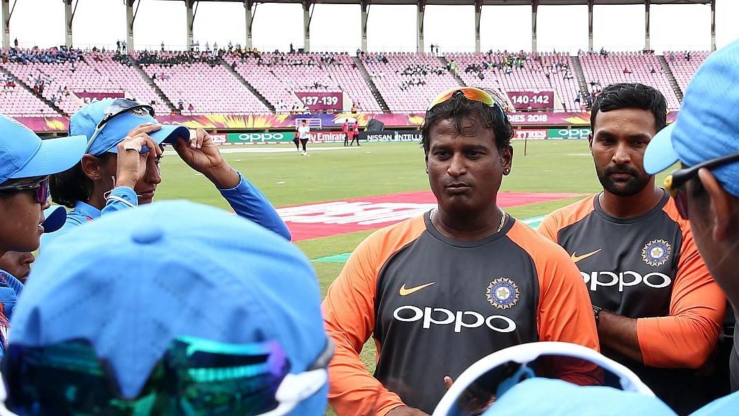 Ramesh Powar talking to the Indian women’s cricket team.&nbsp;
