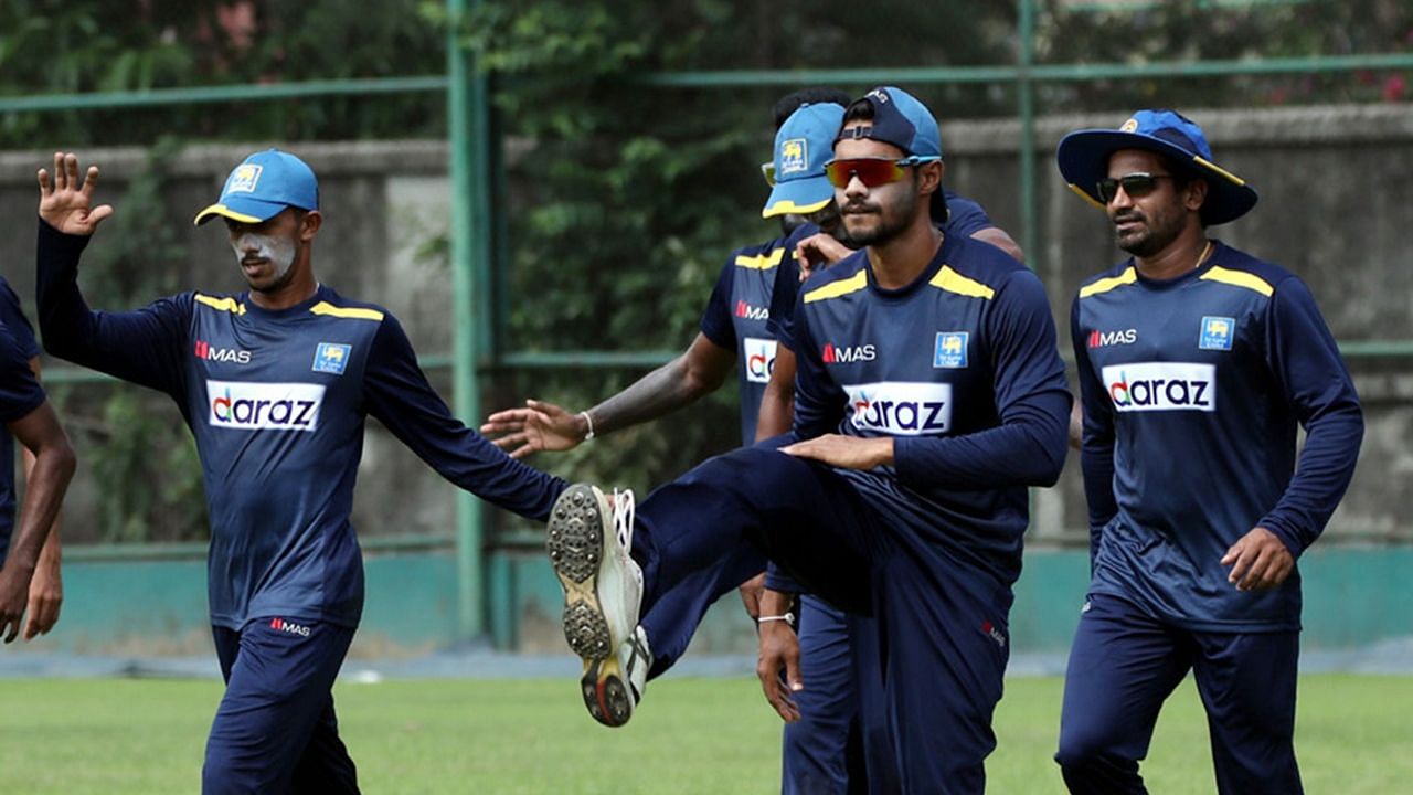 Sri Lankan cricketers have refused to sign the central contracts offered by the Lankan cricket board.