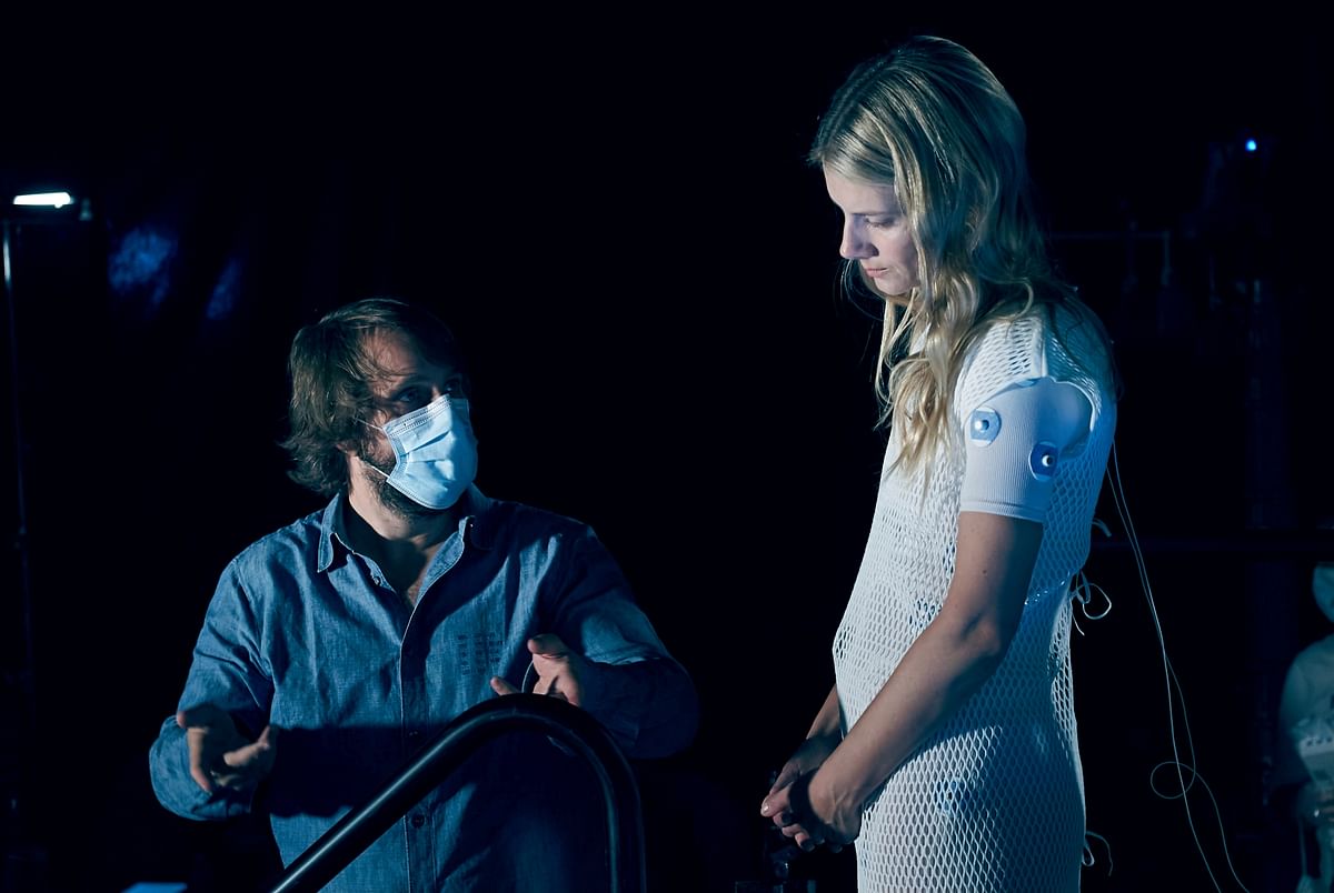 Review of Alexandre Aja’s ‘Oxygen’ which is streaming on Netflix now.
