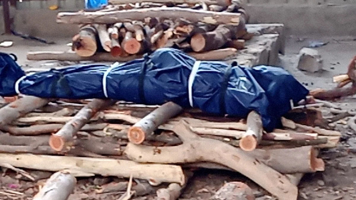 <div class="paragraphs"><p>A body of a COVID-19 victim in Hyderabad kept for cremation on a pyre. </p></div>