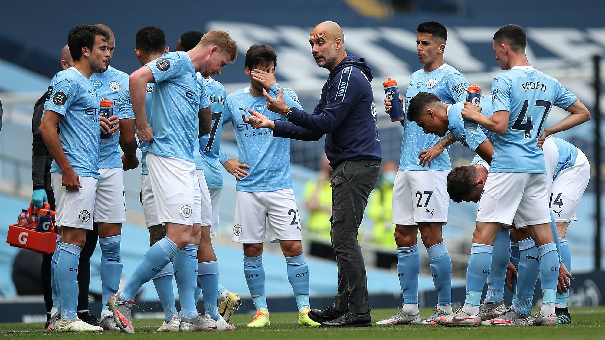 Pep Guardiola speaking to the Manchester City players.&nbsp;