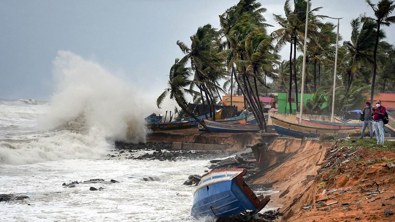 <div class="paragraphs"><p>Thiruvananthapuram: Rough sea weather conditions due to the formation of Cyclone Tauktae in the Arabian Sea, in Thiruvananthapuram</p></div>