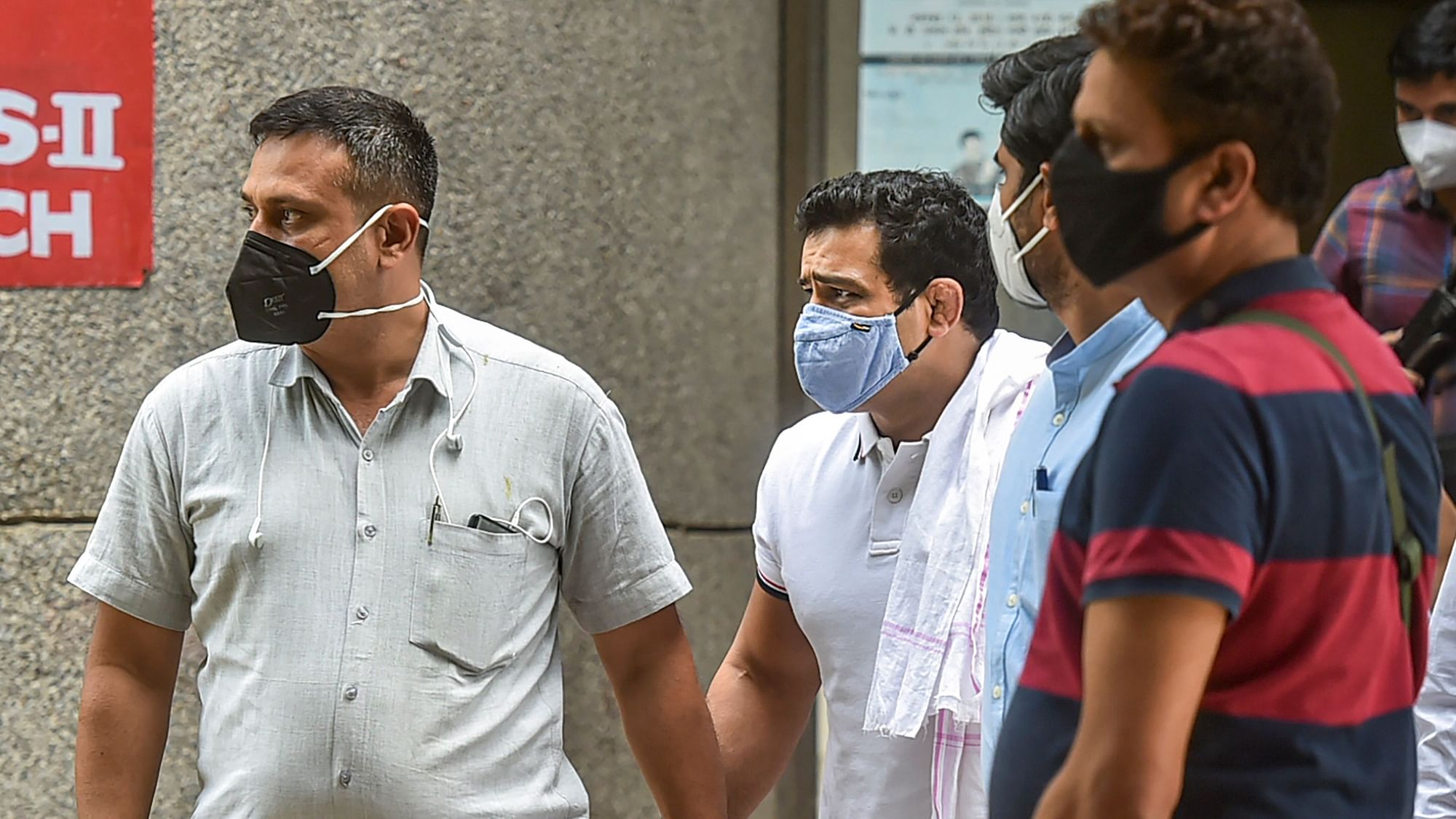<div class="paragraphs"><p>Sushil Kumar (wearing blue mask) being brought to court in New Delhi on 2 June.&nbsp;</p></div>