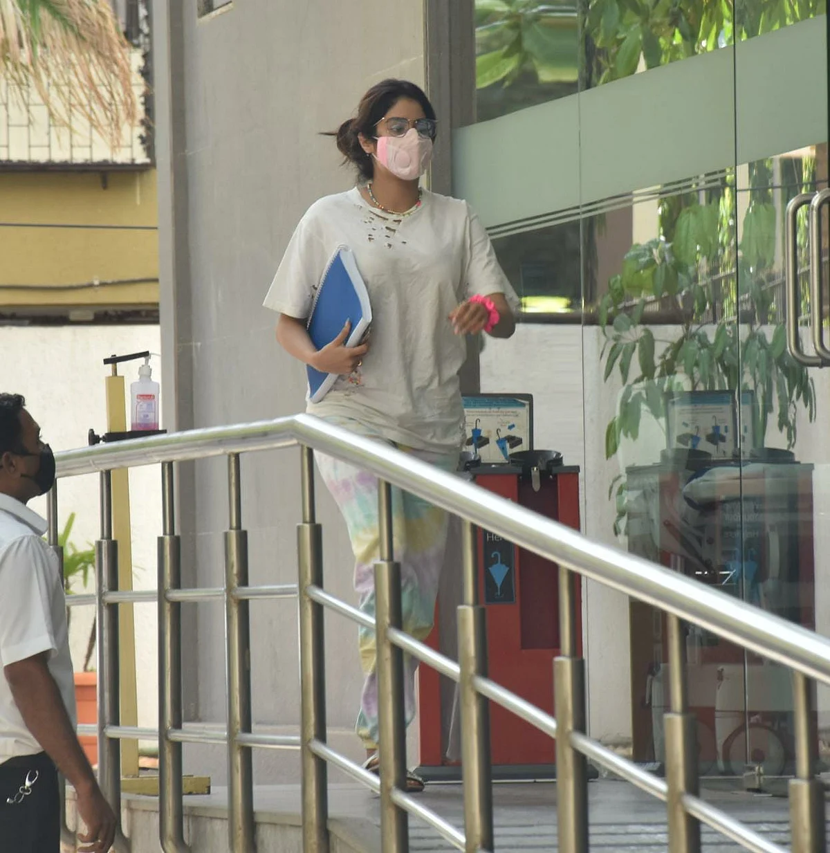<div class="paragraphs"><p>Janhvi Kapoor visits sister Anshula at the hospital</p></div>
