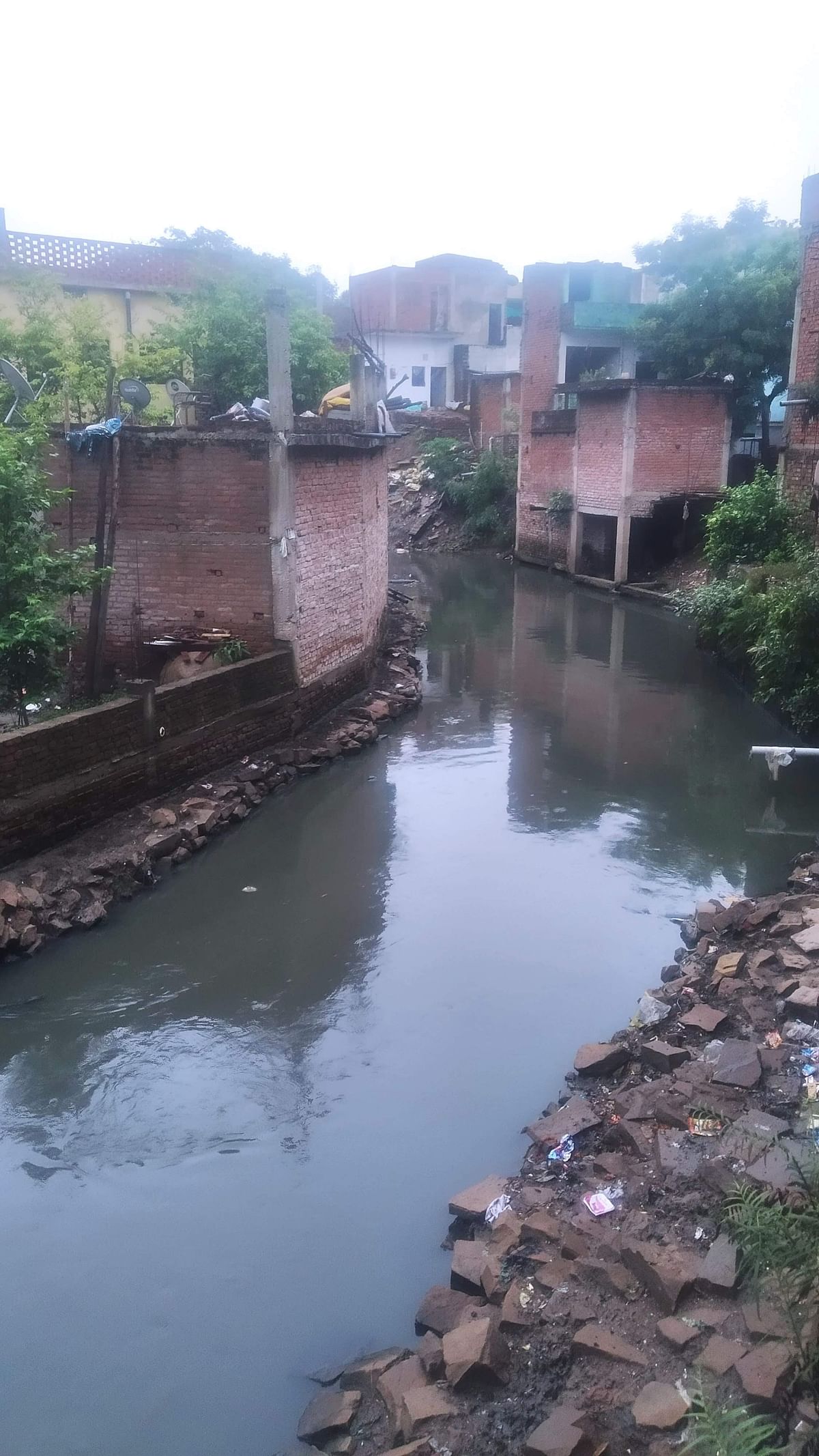 On what basis was a heavily polluted Assi RIver selected for India Smart City Awards 2020?