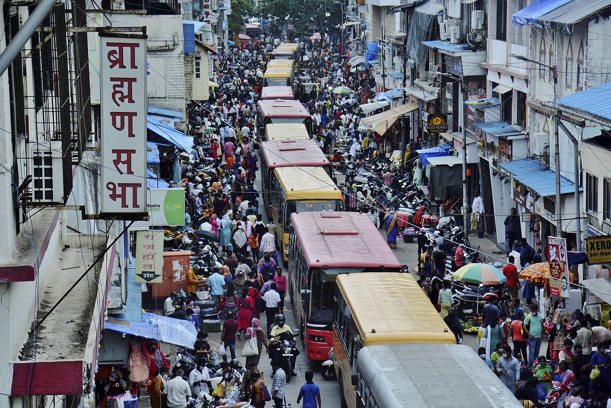 Thane: A crowded market after unlocking of COVID-19 lockdown begins, at Thane Station road in Thane