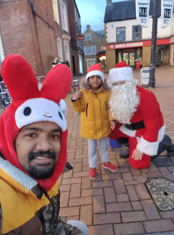 Prabhu Natarajan, with the support of his wife and son, delivered food to hundreds of people in UK’s Banbury.