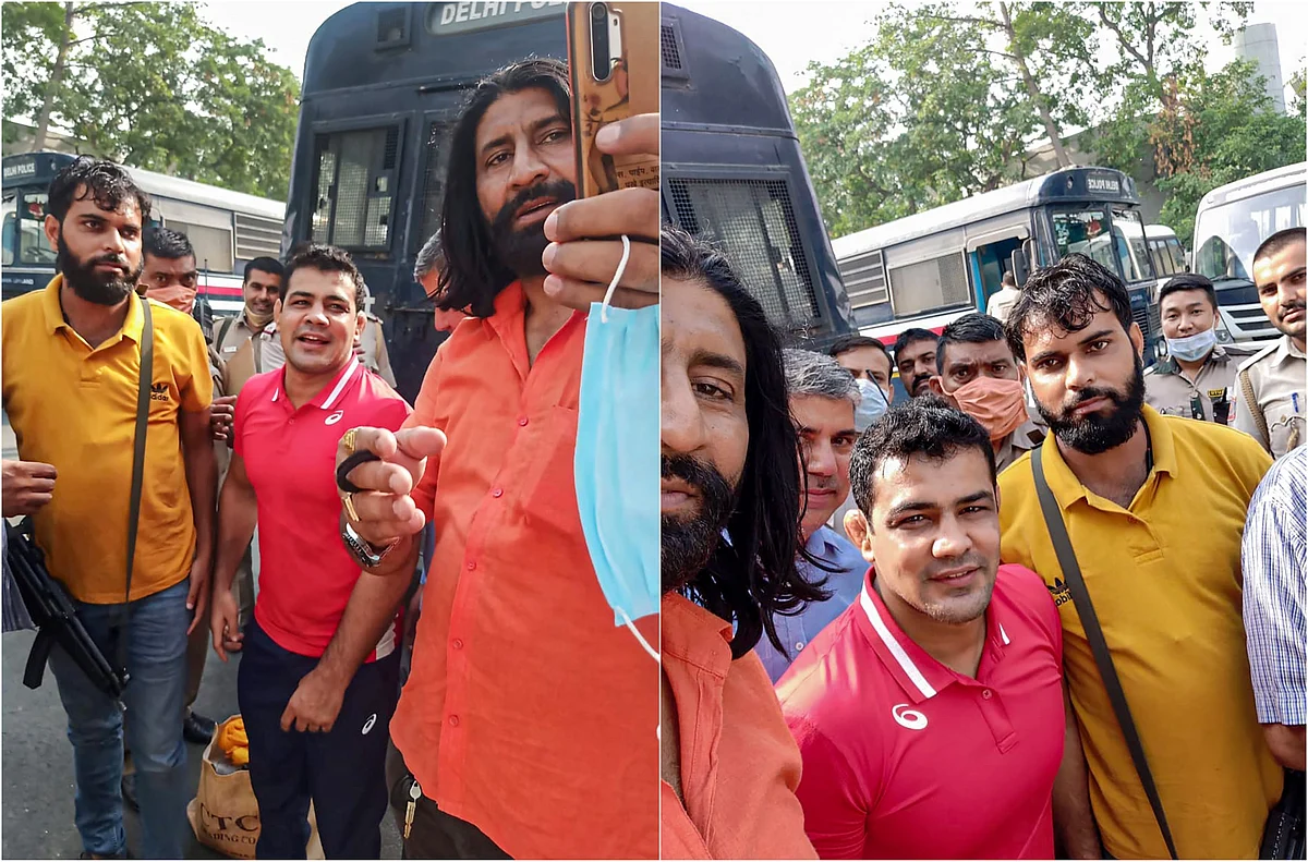 Sushil Kumar getting clicked with the cops responsible for his security during his transfer to Tihar Jail.