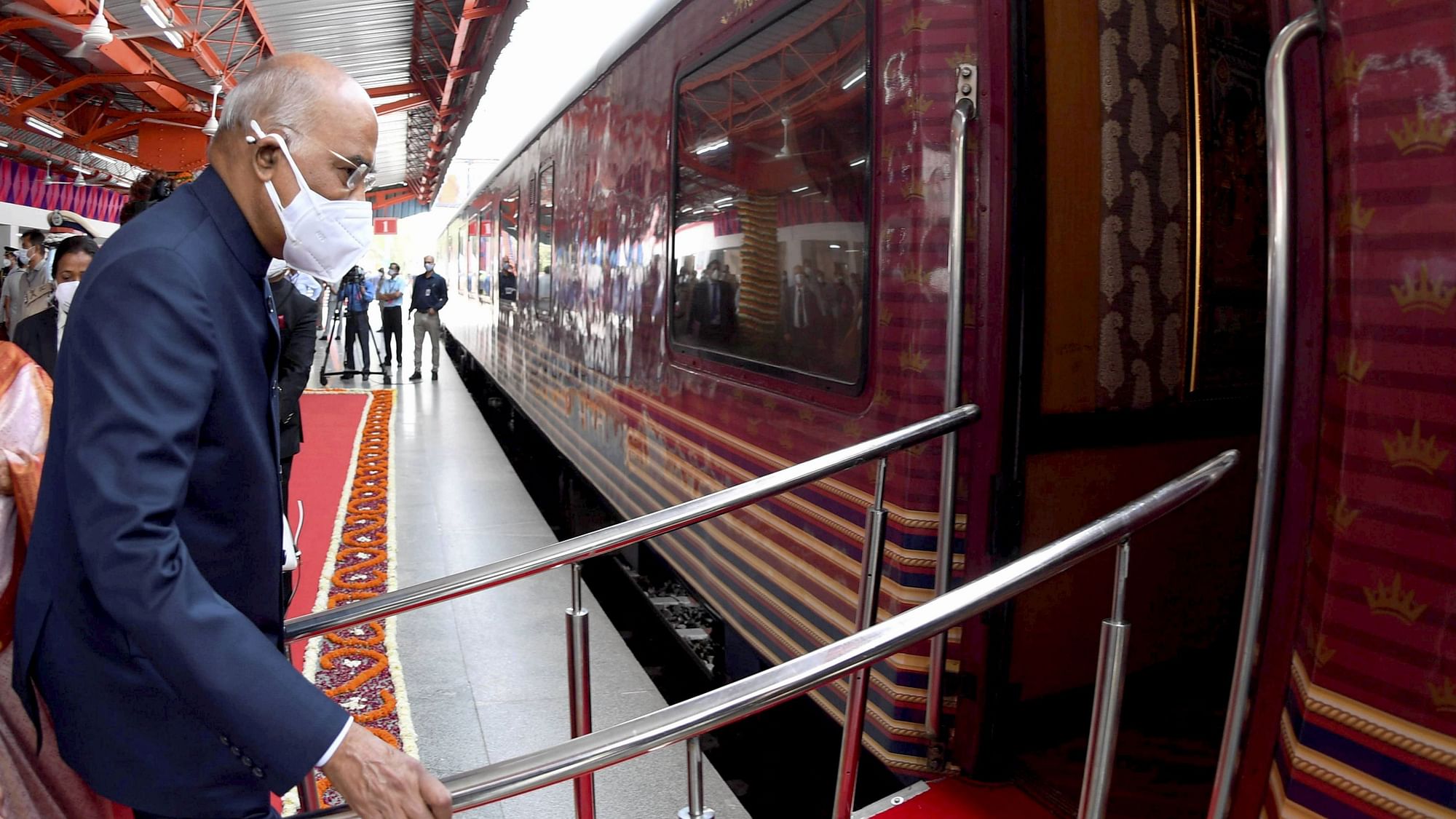<div class="paragraphs"><p>President Ram Nath Kovind boards a special train for Kanpur from Safdarjung railway station in New Delhi.</p></div>