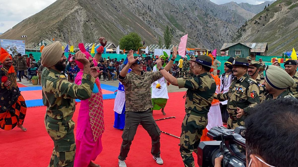Pics: Glimpses of Akshay Kumar's 'Memorable' Day With BSF Jawans