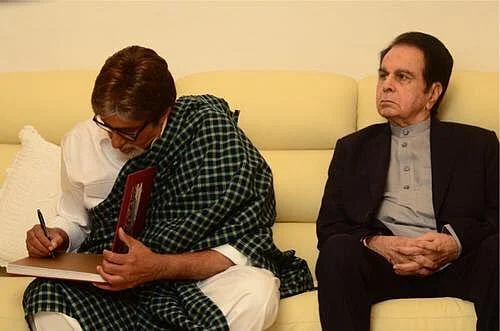 <div class="paragraphs"><p>Amitabh signs his father's collector’s edition of 'Madhushala'; gifted to Dilip Saheb</p></div>