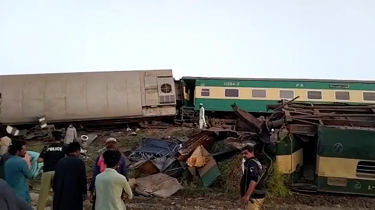<div class="paragraphs"><p>Two express trains collided in southern Pakistan early Monday, killing dozens of passengers, authorities said, as rescuers and villagers worked to pull injured people and more bodies from the wreckage.</p></div>